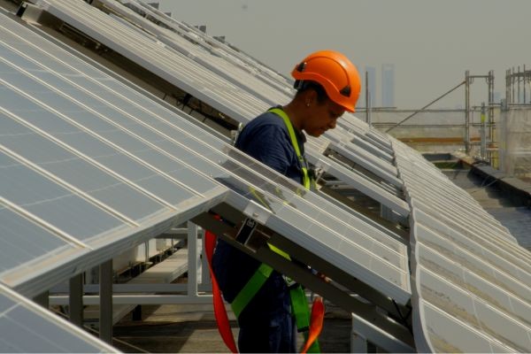 Imagen para el blog de Remica sobre ¿Qué significa descarbonizar un edificio? Claves para la transición energética